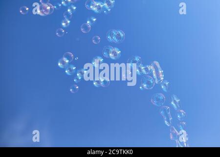 Beaucoup de bulles de savon contre un ciel bleu. Banque D'Images