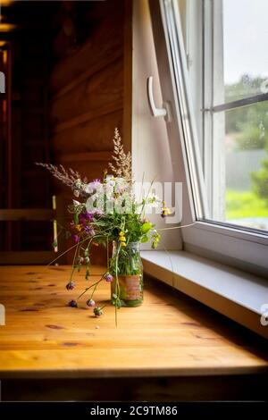 Bouquet d'été de fleurs à la fenêtre du cottage, la vie rurale encore. Style rustique, couleurs vintage. Mise au point sélective Banque D'Images