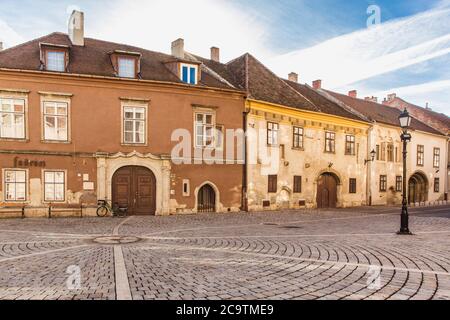 Sopron, Hongrie - octobre 2018: Rue étroite avec maisons anciennes dans la vieille ville de Sopron, Hongrie Banque D'Images