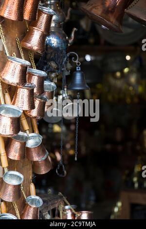 Des cafetières traditionnelles en cuivre se trouvent dans la stalle du marché du Grand Bazar d'Istanbul Banque D'Images