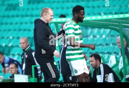 Neil Lennon, le directeur du Celtic, salue Odsonne Edouard lorsqu'il est retiré lors du match écossais de Premiership au Celtic Park, Glasgow. Banque D'Images