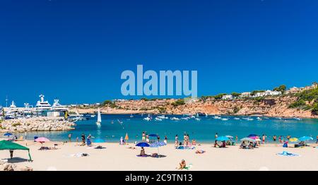 PORT ADRIANO, MALLORCA, ESPAGNE - 23 juillet 2020 - touristes appréciant la journée d'été sur la plage populaire de la ville. Banque D'Images