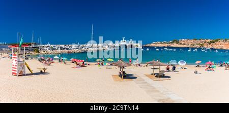 PORT ADRIANO, MALLORCA, ESPAGNE - 23 juillet 2020 - touristes appréciant la journée d'été sur la plage populaire de la ville. Banque D'Images