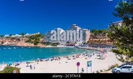 PORT ADRIANO, MALLORCA, ESPAGNE - 23 juillet 2020 - touristes appréciant la journée d'été sur la plage populaire de la ville. Banque D'Images