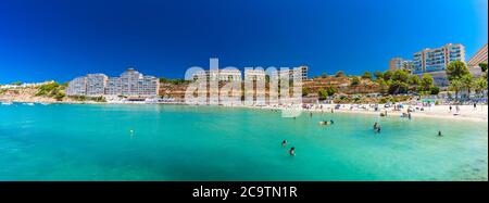 PORT ADRIANO, MALLORCA, ESPAGNE - 23 juillet 2020 - touristes appréciant la journée d'été sur la plage populaire de la ville. Banque D'Images