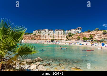 PORT ADRIANO, MALLORCA, ESPAGNE - 23 juillet 2020 - touristes appréciant la journée d'été sur la plage populaire de la ville. Banque D'Images