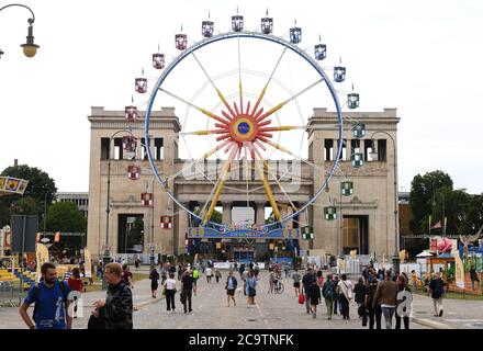 Munich, Allemagne. 02 août 2020. Une grande roue se trouve sur la Königsplatz, en face du Propyläen. Depuis l'annulation de la Wiesn, les manèges sont répartis dans tout Munich sous la devise « Summer in the City ». De cette façon, au moins un peu d'argent devrait entrer dans les caisses des showmen. Credit: Felix Hörhager/dpa/Alay Live News Banque D'Images