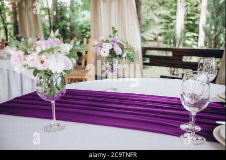 table magnifiquement servie avec une nappe pourpre dans le restaurant Banque D'Images