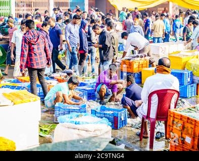 Chittagong, Bangladesh, 23 décembre 2017 : vendeurs triant des poissons sur le marché bondé près de la rivière Karnabuli à Chittagong Banque D'Images