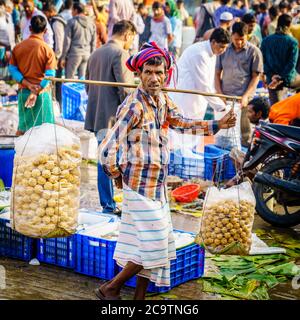 Chittagong, Bangladesh, 23 décembre 2017 : vendeurs de collations bengali traditionnelles sur le marché bondé près de la rivière Karnabuli à Chittagong Banque D'Images