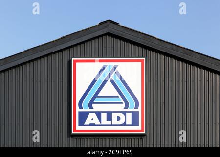 Logstor, Danemark - 23 août 2017 : logo du supermarché Aldi sur un mur. Aldi est une chaîne de supermarchés à prix réduit de premier plan avec plus de 10 000 magasins Banque D'Images