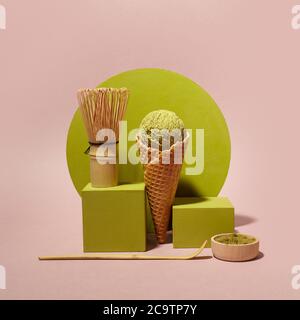 Crème glacée Matcha de style japonais sur fond rose. Une alimentation saine Banque D'Images