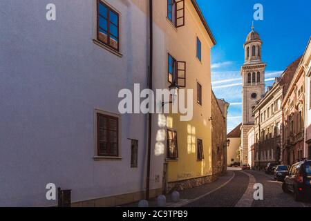 Sopron, Hongrie - octobre 2018: Rue étroite avec maisons anciennes dans la vieille ville de Sopron, Hongrie Banque D'Images