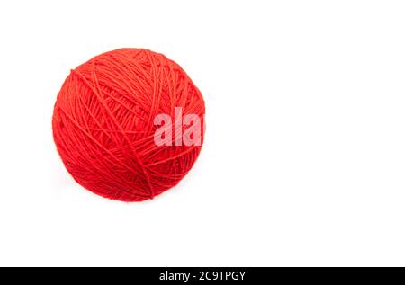 Boule rouge avec fils de laine isolés sur fond blanc Banque D'Images