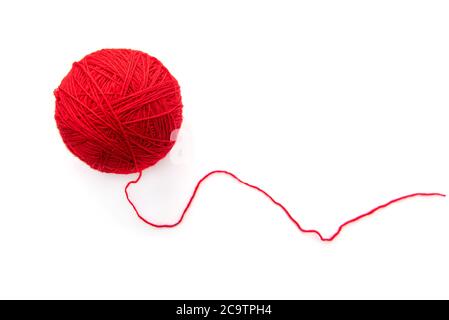 Boule rouge avec fils de laine isolés sur fond blanc Banque D'Images
