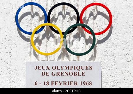 Villars de Lans, France - 17 juin 2019 : anneaux olympiques dans le village de Villars de Lans. Villard-de-Lans a accueilli les événements de luge en 1968 Banque D'Images