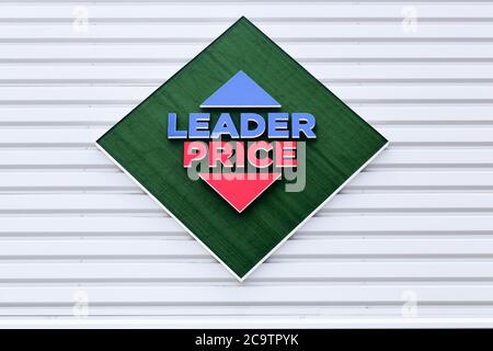 Grenoble, France - 16 juin 2019 : logo leader Price sur un mur. Leader Price est une chaîne de magasins à prix réduit française du Groupe Casino Banque D'Images