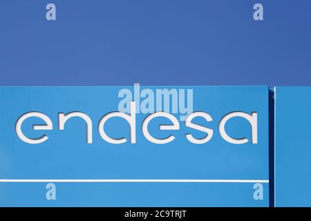 Roanne, France - 31 mai 2020 : logo Endesa sur un panneau. Endesa est la plus grande entreprise de services publics d'électricité en Espagne Banque D'Images