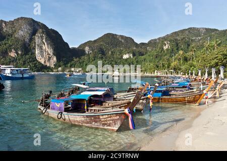 Bateaux à longue queue à Ao ton Sai Pier sur Koh Phi Phi, Thaïlande, Asie Banque D'Images