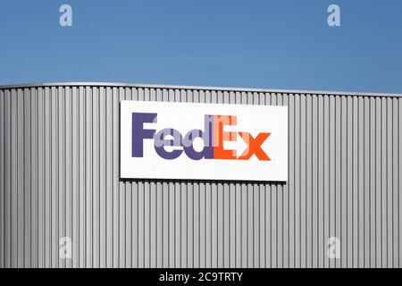 Voreppe, France - 13 septembre 2019 : entrepôt FedEx. FedEx Corporation est une société américaine de services de livraison de courrier Banque D'Images