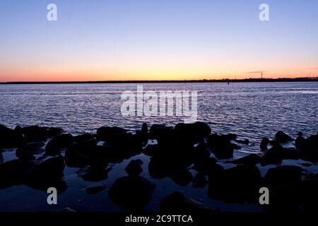 Port de Warnemünde tandis que Sunrise, Rostock, Mer Baltique, Mecklenburg-Ouest Pomerania, Allemagne, Europe Banque D'Images