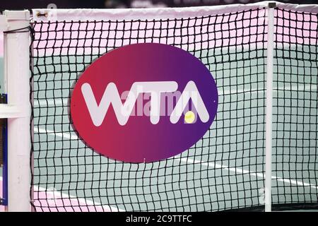 Lyon, France - 6 mars 2020 : logo WTA sur un net. WTA est le principal organisme organisateur du tennis professionnel féminin Banque D'Images