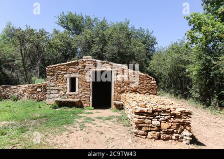 Ancienne et typique cabane en pierre appelée caborne en langue française à Saint Cyr au Mont d'Or, France Banque D'Images