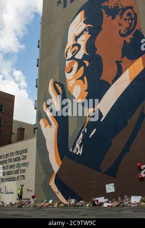 Atlanta, GA, USA - le 1er août 2020 : un homme non identifié observe les hommages et les messages qui se trouvent à la base de la célèbre fresque John Lewis. Banque D'Images