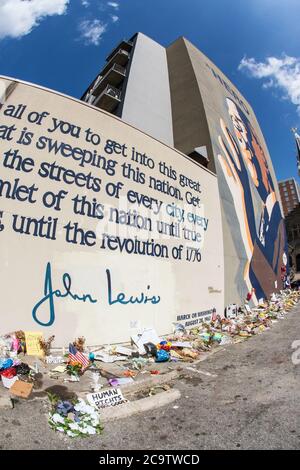 Atlanta, GA, USA - 1er août 2020 : fleurs, hommages et messages sont au pied de la célèbre fresque John Lewis sur Auburn Avenue. Banque D'Images