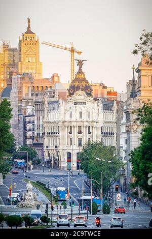 Madrid, Espagne 22 mai 2020 : paysage urbain vertical dans les rues Alcala et Gran via. Banque D'Images