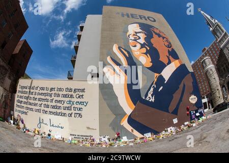 Atlanta, GA, USA - 1er août 2020 : fleurs, hommages et messages sont au pied de la célèbre fresque John Lewis sur Auburn Avenue. Banque D'Images