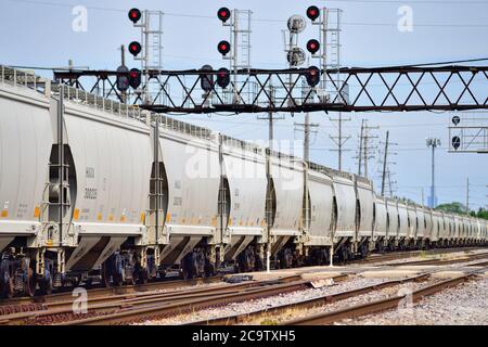 Franklin Park, Illinois, États-Unis. Un train de fret unitaire passe par une série de tourniquets permettant au train de changer de voie sur le chemin vers une cour locale. Banque D'Images