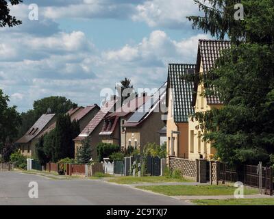 22 juillet 2020, Brandebourg, Bad Saarow/OT Neu-Golm: Bâtiments résidentiels sur Fürstenwalder Straße. Photo: Soeren Stache/dpa-Zentralbild/ZB Banque D'Images