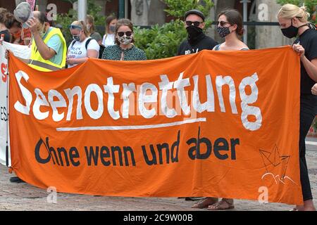 01.08.2020, Kiel, impression de la démo: 'Seebrucke au lieu de Seehofer - même combat, année différente!', à laquelle l'organisateur, Seebrucke Kiel, a appelé. Le but du rallye était la place de l'hôtel de ville. Le Seebrucke appelle à un programme d'admission de l'Etat SH pour les réfugiés des camps grecs, à la dépénalisation du sauvetage en mer et du vol! La fin de la répression contre le sauvetage en mer des civils, la libération des navires, la fin de la politique raciste de forclusion. Sur la photo : les démonstrateurs avec une bannière et l'inscription : « sea rescue without ifs and Buts » | utilisation dans le monde entier Banque D'Images
