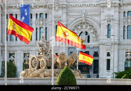 Madrid, Espagne - 25 mai 2020 : les drapeaux espagnols volent en Berne pour pleurer les victimes de Covid-19 sur la Plaza de Cibeles à Madrid Banque D'Images