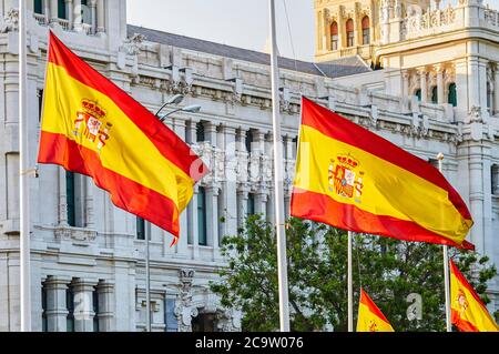 Madrid, Espagne - 25 mai 2020 : en Espagne, les drapeaux volent en Berne pour pleurer les victimes de Covid-19 Banque D'Images