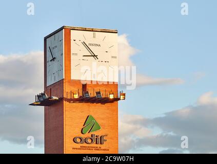 Madrid, Espagne - 4 juin 2020 : horloge de la gare d'Atocha. C'est la plus grande horloge de la ville de Madrid. Détails Banque D'Images