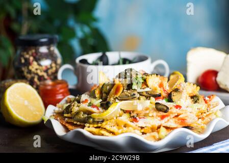 Pâtes de fruits de mer maison avec moules et parmesan sur une assiette Banque D'Images