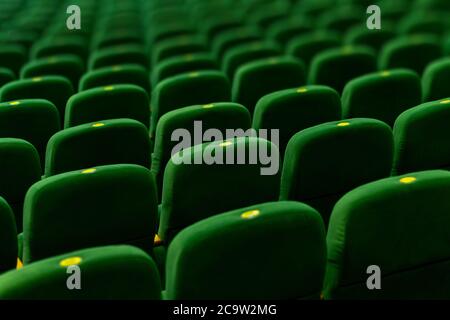 Chaises en velours vert doux dans la salle de concert du théâtre. Arrière-plan de texture pour la conception. Banque D'Images