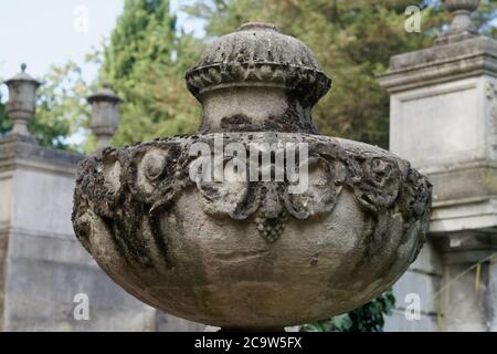 Gros plan d'une urne en pierre du XIXe siècle dans le jardin formel de la Maison Chiswick. Banque D'Images