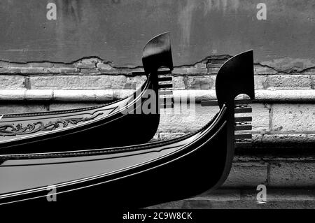 Image en noir et blanc des gondoles à Moorings Venise Banque D'Images