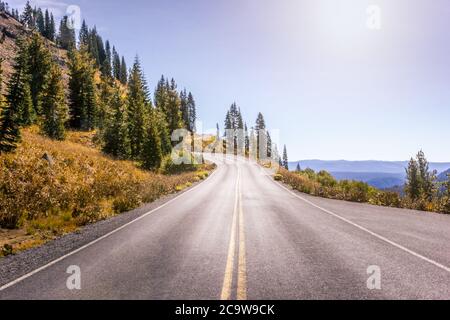 Route dans le parc national volcanique de Lassen par une belle journée d'été Banque D'Images