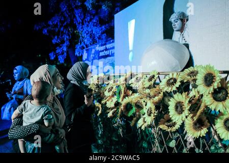 Jérusalem, Israël. 2 août 2020. Les Palestiniens célébrant Eid al-Adha interagissent avec Humpty Dumpty, alors que le « Land of Fairy Tales » s'ouvre dans les jardins botaniques de l'Université hébraïque à Jérusalem. Le spectacle interactif offre une expérience de conte de fées orientée famille illuminée par un éclairage magique et avec Pinocchio, Grandpa Geppetto, Elsa, Rapunzel, Alice from Wonderland, Humpty Dumpty, Peter Pan, Tincubell et d'autres, conformément aux directives restrictives du coronavirus du ministère de la Santé. Crédit : NIR Amon/Alamy Live News Banque D'Images