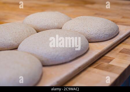 Préparation de pain au levain à Whistler, Colombie-Britannique, Canada, naturel, pain végétalien Banque D'Images