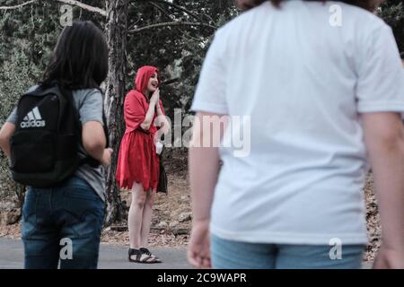 Jérusalem, Israël. 2 août 2020. Les jeunes visiteurs interagissent avec Little Red Riding Hood alors que « Land of Fairy Tales » s'ouvre dans les jardins botaniques de l'université hébraïque à Jérusalem. Le spectacle interactif offre une expérience de conte de fées orientée famille illuminée par un éclairage magique et avec Pinocchio, Grandpa Geppetto, Elsa, Rapunzel, Alice from Wonderland, Humpty Dumpty, Peter Pan, Tincubell et d'autres, conformément aux directives restrictives du coronavirus du ministère de la Santé. Crédit : NIR Amon/Alamy Live News Banque D'Images