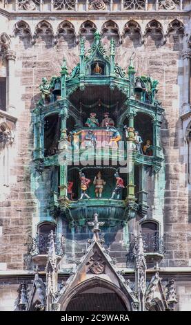 Place principale de Munich depuis 1158, la Marienplatz est dominée par la nouvelle mairie (1874-78) et son horloge animée, le Rathaus-Glockenspiel. Banque D'Images