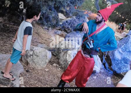 Jérusalem, Israël. 2 août 2020. Un jeune visiteur interagit avec un nain alors que le « Land of Fairy Tales » s'ouvre dans les jardins botaniques de l'Université hébraïque à Jérusalem. Le spectacle interactif offre une expérience de conte de fées orientée famille illuminée par un éclairage magique et avec Pinocchio, Grandpa Geppetto, Elsa, Rapunzel, Alice from Wonderland, Humpty Dumpty, Peter Pan, Tincubell et d'autres, conformément aux directives restrictives du coronavirus du ministère de la Santé. Crédit : NIR Amon/Alamy Live News Banque D'Images