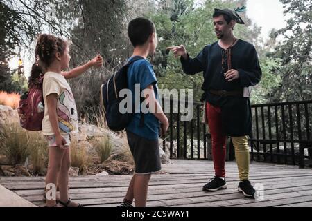 Jérusalem, Israël. 2 août 2020. Les jeunes visiteurs interagissent avec le Piper à l'occasion de l'ouverture du « Land of Fairy Tales » dans les jardins botaniques de l'Université hébraïque à Jérusalem. Le spectacle interactif offre une expérience de conte de fées orientée famille illuminée par un éclairage magique et avec Pinocchio, Grandpa Geppetto, Elsa, Rapunzel, Alice from Wonderland, Humpty Dumpty, Peter Pan, Tincubell et d'autres, conformément aux directives restrictives du coronavirus du ministère de la Santé. Crédit : NIR Amon/Alamy Live News Banque D'Images