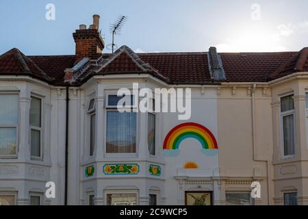 L'avant d'une maison anglaise peint avec un arc-en-ciel pendant l'épidémie de Covid-19 ou le coronavirus Banque D'Images