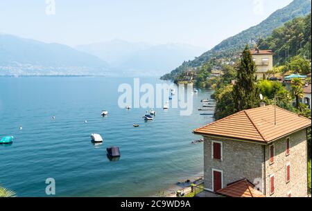 Paysage du lac majeur par une chaude journée brumeuse. Banque D'Images